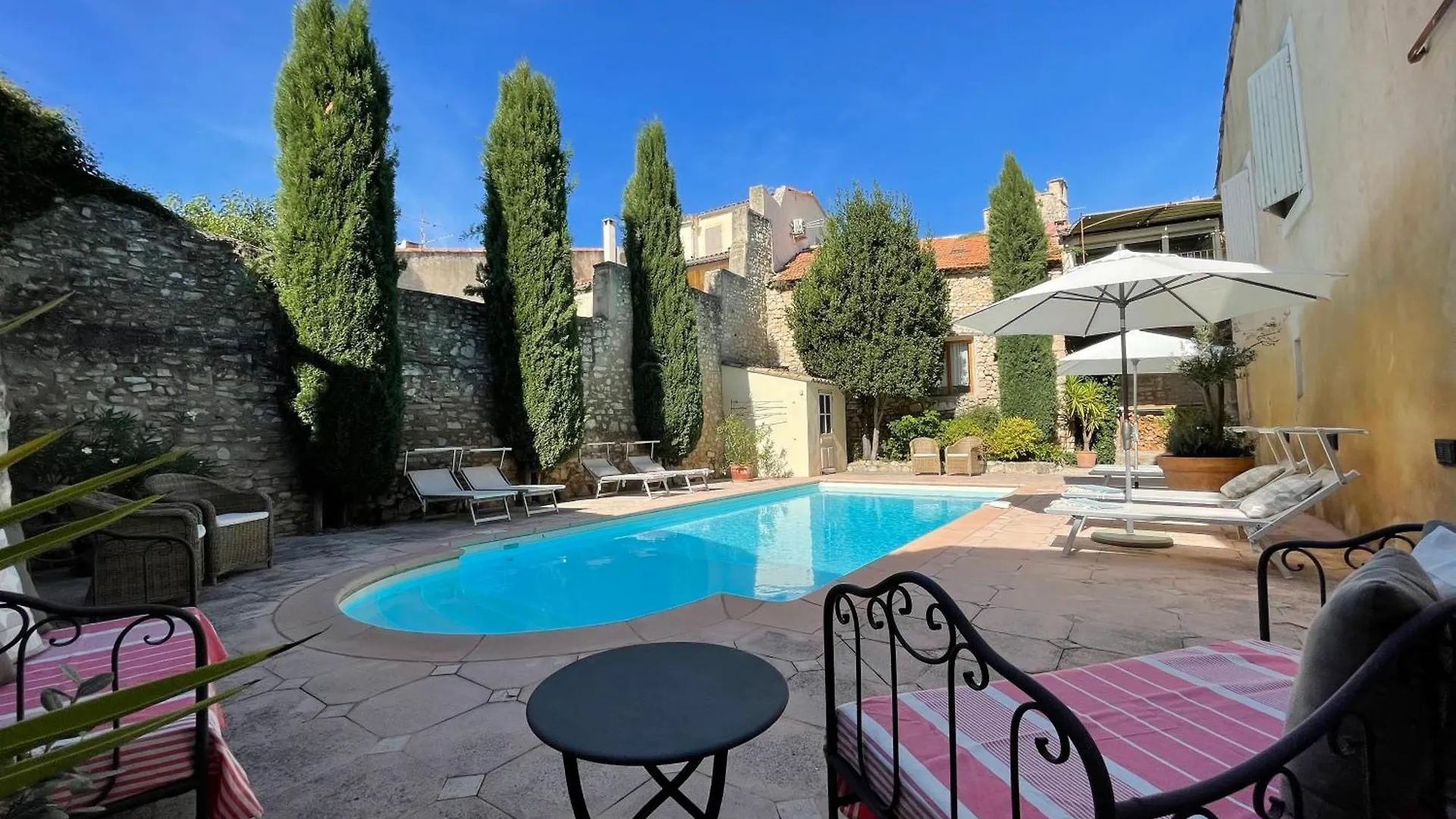 Villa Velleron 3*,